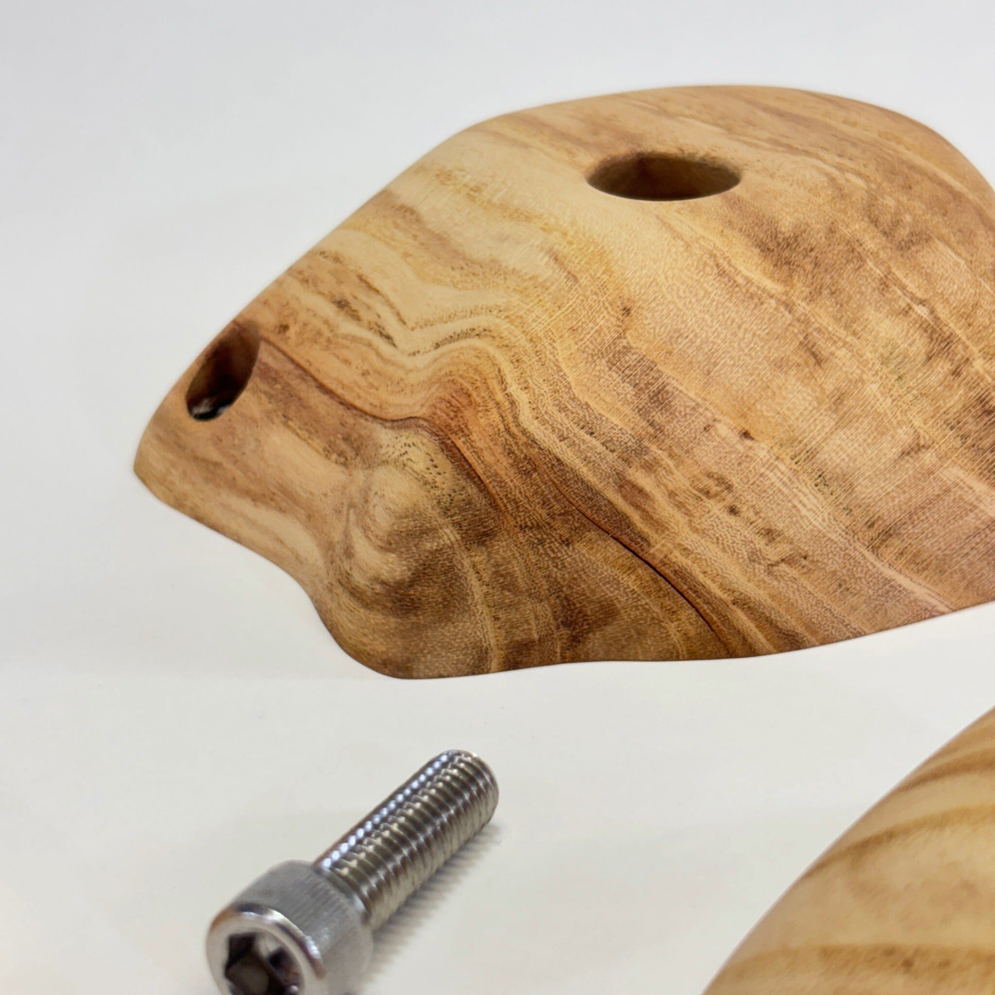 Generous Incuts Holds Ground Up Grips 